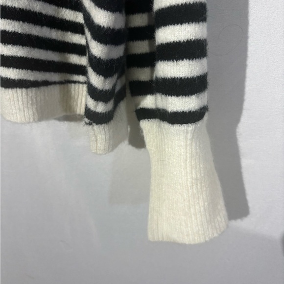 a love aV-Neck Sweater in Black and White - Picture 5 of 10